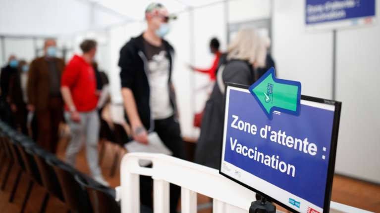 Γαλλία: Το υγειονομικό πάσο όσων είναι άνω των 65 ετών θα απενεργοποιείται αν δεν κάνουν την 3η δόση