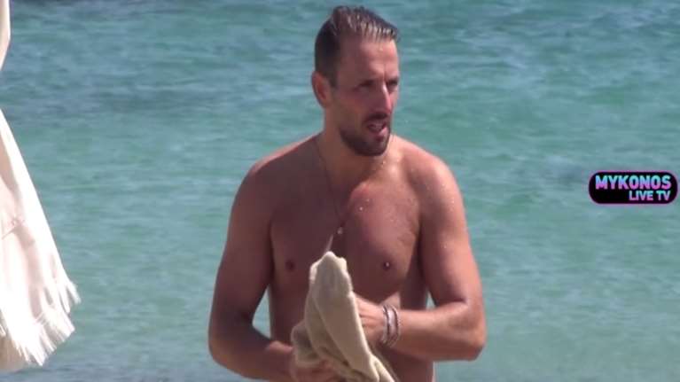 Νίκος Βέρτης: Χαλαρωτικές βουτιές στη Μύκονο - Με φίλους σε κοσμική παραλία [εικόνες, βίντεο]