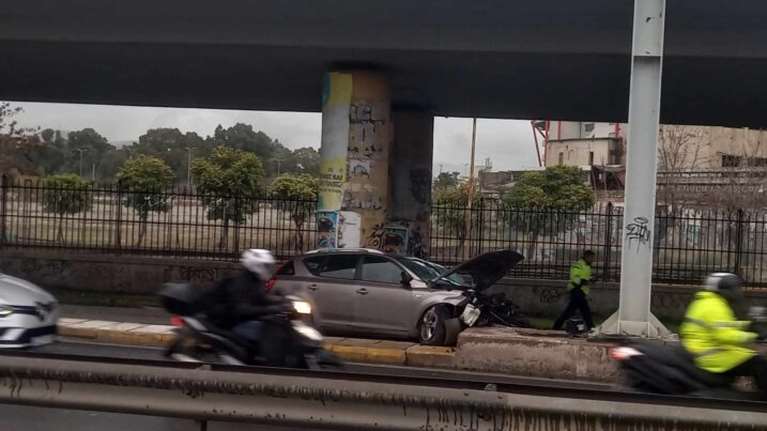 Σοβαρό τροχαίο στον Πειραιά: Αυτοκίνητο προσέκρουσε σε κολόνα - Χωρίς τις αισθήσεις του ο οδηγός [βίντεο]