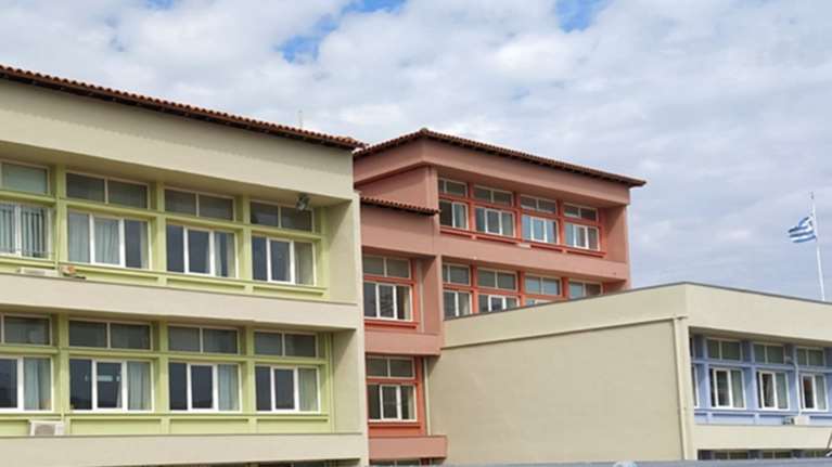 Χαλκιδική: Ρωγμές στο γυμνάσιο Κασσάνδρας μετά τον ισχυρό σεισμό - Κλιμάκιο μηχανικών για τον έλεγχο του κτιρίου