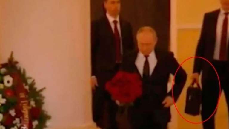 Στην εντατική με μια σφαίρα στο κεφάλι ο άνθρωπος του Πούτιν που κουβαλούσε τους κωδικούς για τα πυρηνικά της Ρωσίας