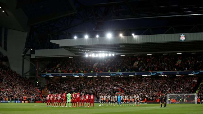 Ελισάβετ: Οι οπαδοί της Λίβερπουλ γιούχαραν στην ενός λεπτού σιγή - Γιατί τα... έχουν με τη βασιλική οικόγενεια [Βίντεο]