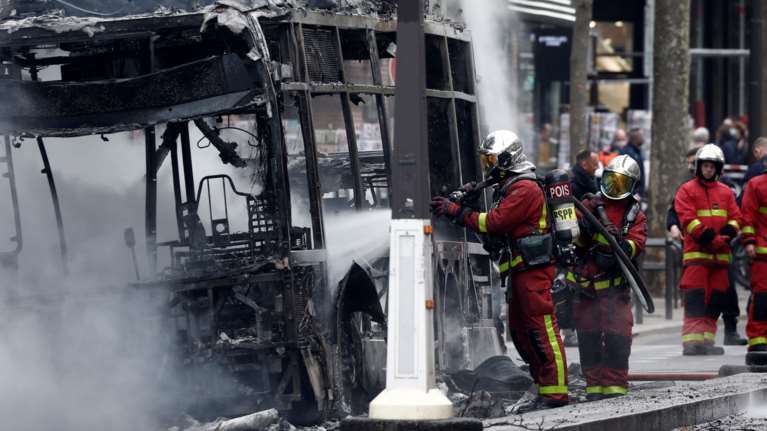 Συναγερμός στο Παρίσι: Ισχυρή έκρηξη κοντά στη Νοτρ Νταμ - Στις φλόγες λεωφορείο [Εικόνες - Βίντεο]