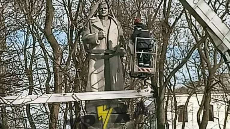 Το Κίεβο κατέβασε άγαλμα Σοβιετικού στρατηγού που απελευθέρωσε την πόλη από τους ναζί [βίντεο]