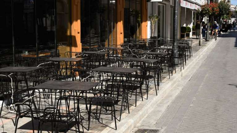 Τα &quot;κορονο-πάρτι&quot; στις πλατείες φρενάρουν την επίσπευση του ανοίγματος σε εστίαση και πολυκαταστήματα