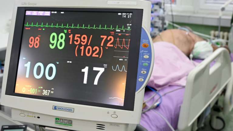 Κορονοϊός: &quot;Εκτόξευση&quot; με 7.486 νέα κρούσματα - 88 θάνατοι και 664 διασωληνωμένοι