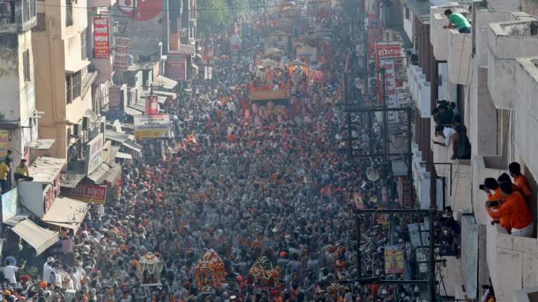 Ινδία: Παγκόσμιο αρνητικό ρεκόρ με 184.372 κρούσματα κορονοϊού σε μια ημέρα - Απίστευτος συνωστισμός σε θρησκευτική γιορτή