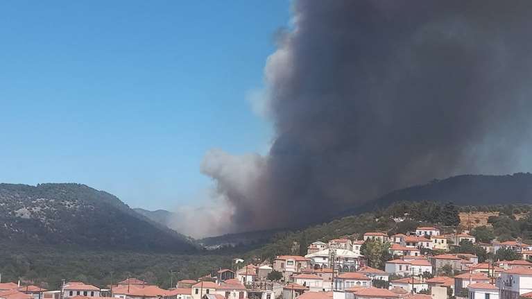 Φωτιά στη Λέσβο: Μεγάλη αναζωπύρωση της πυρκαγιάς στον Λαγκαδά - Εκκενώνεται η Βρίσα