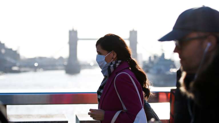 Κορονοϊός: Τι είναι η "ανοσία της αγέλης" που εφαρμόζει η Βρετανία - Και γιατί προκαλεί τόσες αντιδράσεις