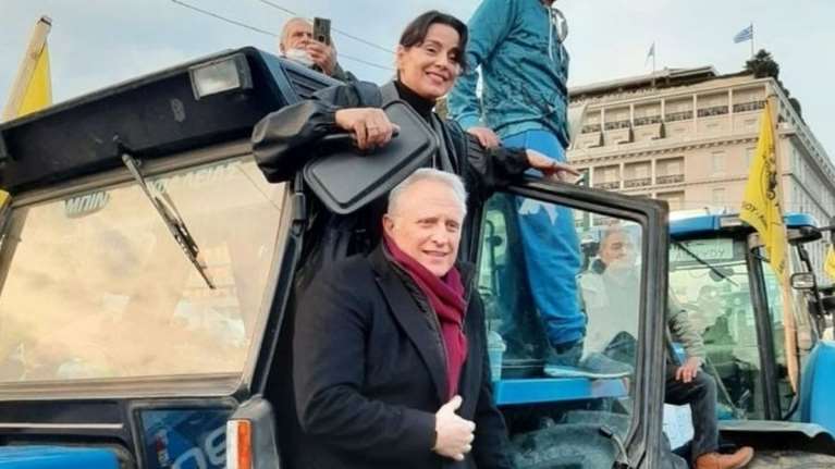 Σύνταγμα: Ολοι οι βουλευτές ήθελαν μια φωτογραφία πάνω στα τρακτέρ- Η Μαρίνα Κοντοτόλη και ο σύντροφός της Ραγκούσης επίσης