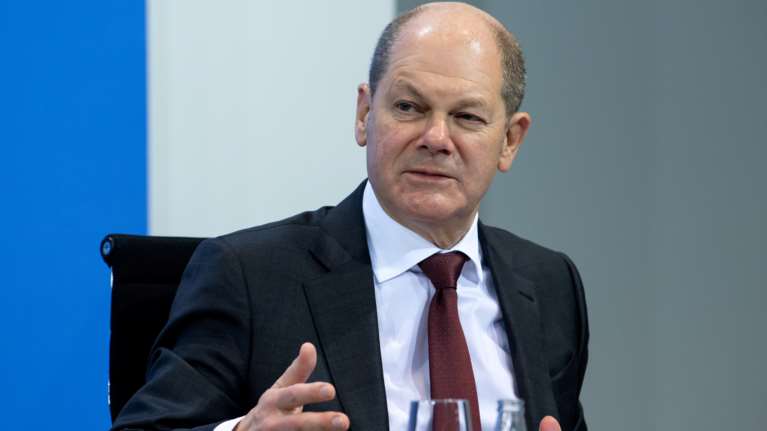 Εκτός εαυτού ο Όλαφ Σολτς με την φον ντερ Λάιεν: &quot;Η παραγγελία του εμβολίου πήγε σκ@τ@&quot;