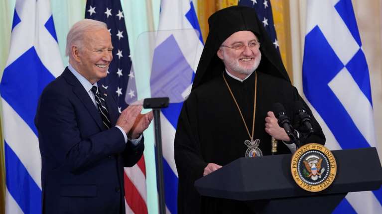 Δεξίωση στον Λευκό Οίκο για την 25η Μαρτίου: Ο ικαριώτικος και ο Μπάιντεν που ξανάγινε "Μπαϊντενόπουλος" [εικόνες - βίντεο]