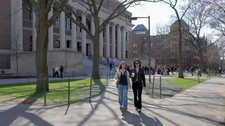 Δικαστήριο μπλόκαρε την απόφαση Τραμπ για απαγόρευση εγγραφής ξένων φοιτητών στο Χάρβαρντ