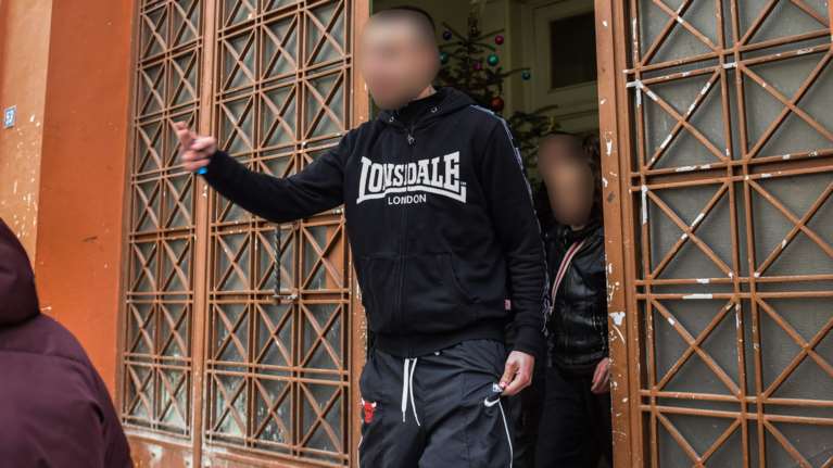 Σέρρες: Προκλητικός ο αδερφός του 15χρονου - Επίθεση και χειρονομίες στους δημοσιογράφους [εικόνες - βίντεο]