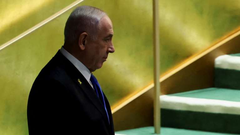 &quot;Έκαναν σοβαρό λάθος που πήγαν να δολοφονήσουν εμένα και τη σύζυγό μου&quot;- Ο Νετανιάχου απειλεί με &quot;υψηλό τίμημα&quot; και &quot;δείχνει&quot; το Ιράν