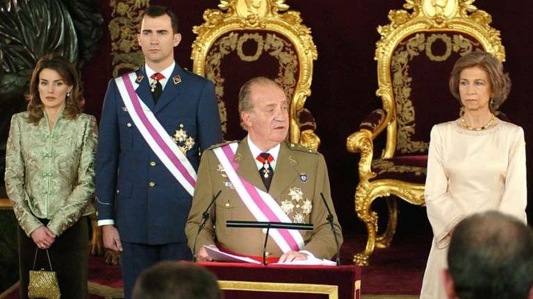 Το άθλιο photoshop που έβγαλε μάτι: Η οικογενειακή φωτογραφία των Ισπανών royals από το 2005 που ήταν ο ορισμός της γελοιότητας