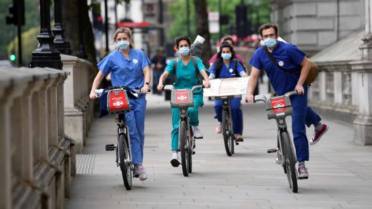 Κορονοϊός: Μία μέσα πέντε έξω το βρετανικό &quot;ακορντεόν&quot; - Σενάρια για πεντεήμερη &quot;έξοδο&quot; τα Χριστούγεννα