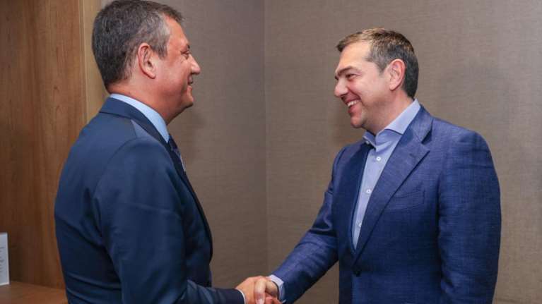Συνάντηση Τσίπρα με τον πρόεδρο του CHP Οζγκιούρ Οζέλ