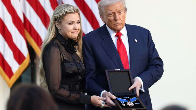 Ο Τραμπ παρασημοφόρησε μεταθανάτια τον δολοφονημένο Κερκ και τον συνέκρινε με... τον Σωκράτη [εικόνες-βίντεο]