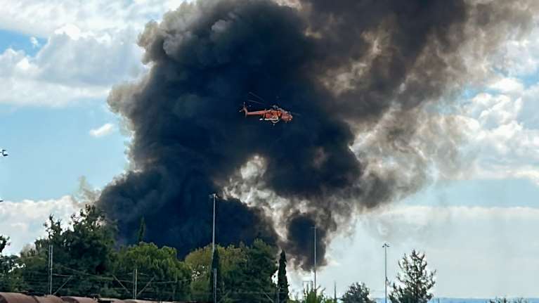Φωτιά στη Σίνδο: Ενισχύθηκαν οι πυροσβεστικές δυνάμεις στην εταιρεία ανακύκλωσης - &quot;112&quot; για πυκνούς καπνούς