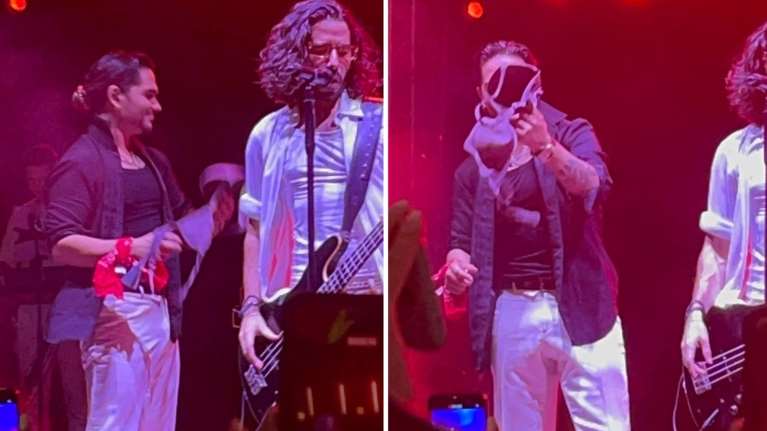 Χρήστος Μάστορας: Έπεσε κι αυτός θύμα &quot;επίθεσης&quot; με σουτιέν σε συναυλία στη Λάρισα [εικόνες, βίντεο]