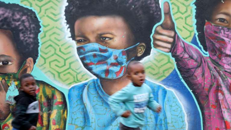 Συναγερμός για την σούπερ μεταδοτική μετάλλαξη της Μποτσουάνα: Έκτακτη σύσκεψη ΠΟΥ και μέτρα από τη Βρετανία