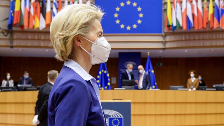 Φον Ντερ Λάιεν: Η ΕΕ εξετάζει χρήση έκτακτων εξουσιών - Να αναλάβει η ίδια τον έλεγχο παραγωγής και διάθεσης εμβολίων