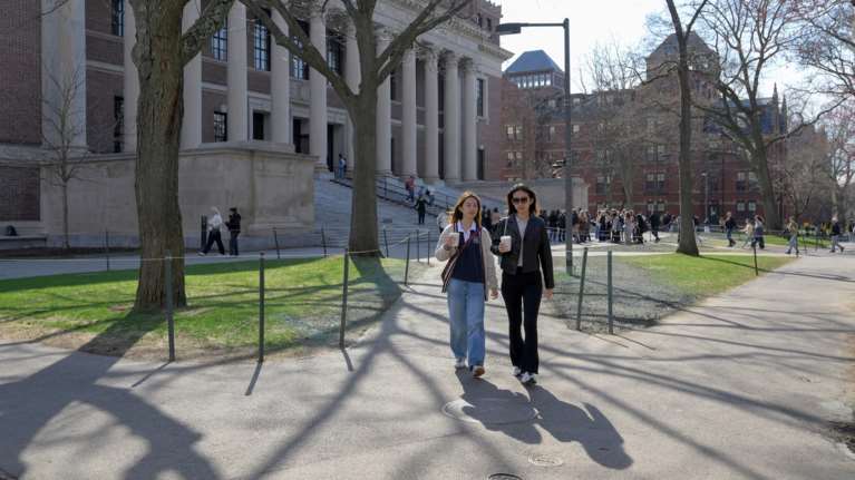 Κλιμακώνει την κόντρα ο Τραμπ: Διακόπτει όλες τις ομοσπονδιακές συμβάσεις με το Χάρβαρντ ύψους 100 εκατ. δολαρίων