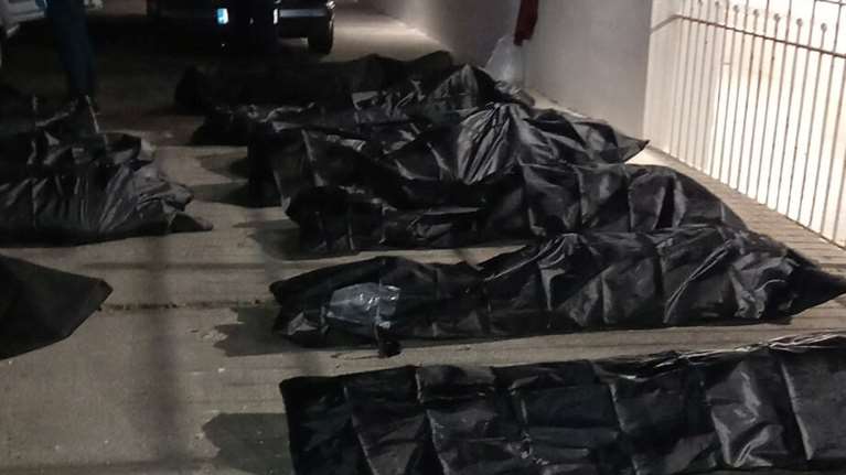 Φωτογραφία "γροθιά στο στομάχι" από την Πάρο: Οι σάκοι μεταφοράς με τις σορούς των νεκρών μεταναστών