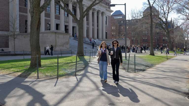 Σάλος από την απόφαση Τραμπ να απαγορεύσει τις εγγραφές ξένων φοιτητών στο Χάρβαρντ - &quot;Πολλά εργαστήρια θα αδειάσουν&quot;