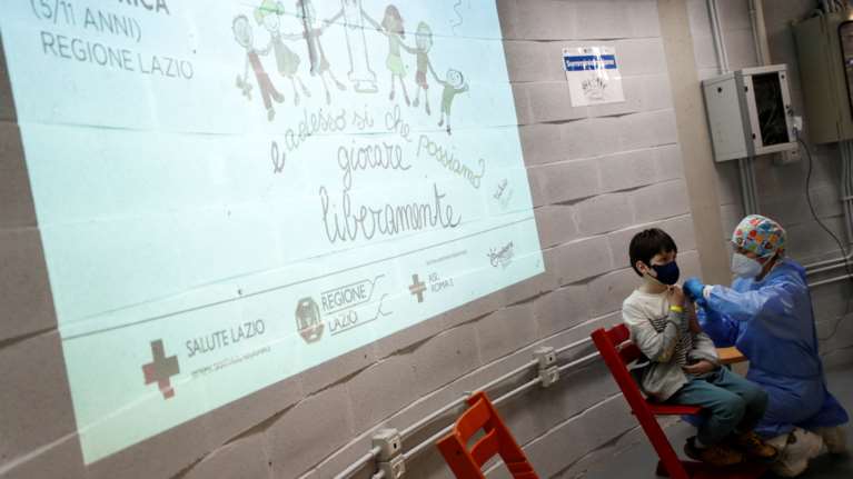 Κορονοϊός Ιταλία: Ανησυχία για την Όμικρον - Μελετούν νέα μέτρα μετά τις γιορτές