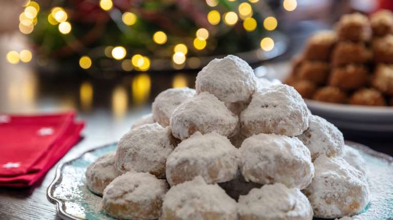 Μύρισαν Χριστούγεννα - Πανεύκολη συνταγή για παραδοσιακούς κουραμπιέδες αφράτους και τραγανους