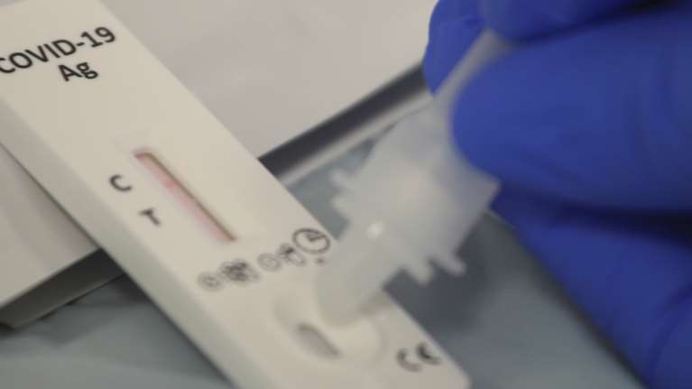 Κορονοϊός: Έτσι θα γίνονται τα self tests στο σπίτι - Τι θα κάνει όποιος είναι θετικός - Γιατί αντιδρούν οι φαρμακοποιοί