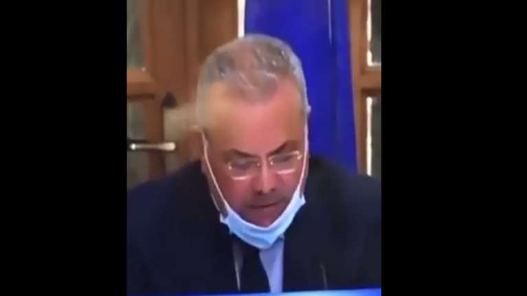 Απίστευτο βίντεο: Ο Κύπριος υπουργός Εσωτερικών βγάζει τη μάσκα σε live μετάδοση - &quot;Εννά φκει η ψυσιή μου με τούτο το πράμα&quot;