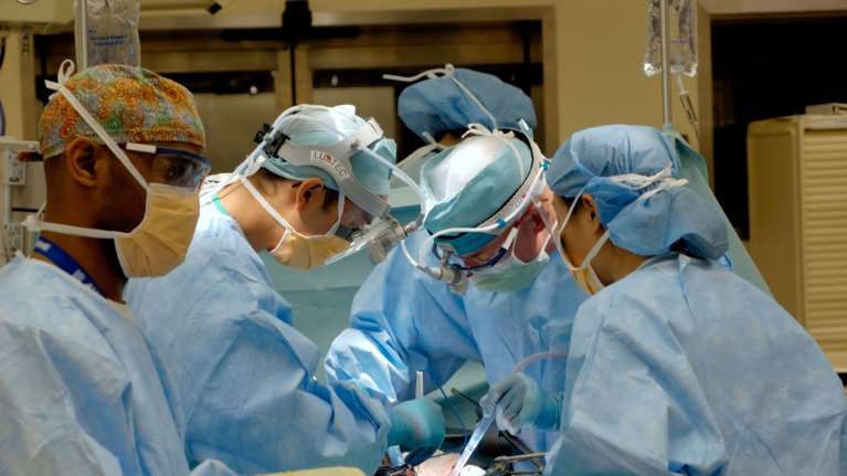 Πρωτοποριακή επέμβαση στη Νέα Υόρκη: Για πρώτη φορά μεταμόσχευσαν επιτυχώς ολόκληρο βολβό ματιού σε ασθενή