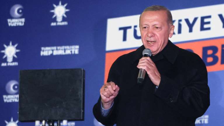 Εκλογές στην Τουρκία: Ο &quot;σουλτάνος&quot; Ερντογάν σε θέση ισχύος ενόψει β&#39; γύρου - Η αντιπολίτευση ελπίζει ακόμα σε νίκη