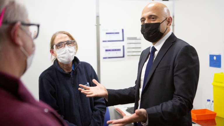 Απίστευτος ο Βρετανός υπουργός Υγείας: Πείθει live δημοσιογράφο να κάνει επιτόπου την 3η δόση εμβολίου [βίντεο]