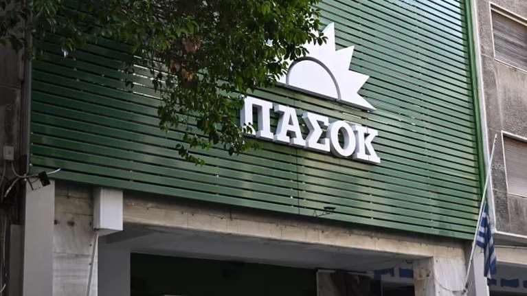 Αιχμηρή ερώτηση ΠΑΣΟΚ για τα "ξαφνικά" επεισόδια στη διαδήλωση των Τεμπών: Πόσοι κουκουλοφόροι συνελήφθησαν;