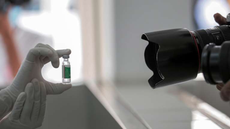 Η Βρετανία αρνείται να δώσει στοιχεία για την προμήθεια των εμβολίων