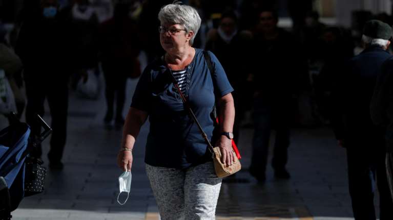 Κορονοϊός: Τριπλά εμβολιασμένη Ισπανίδα μολύνθηκε από την μετάλλαξη Όμικρον μόλις 20 μέρες μετά τη Δέλτα