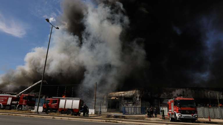 Μαίνεται η πυρκαγιά στον Ασπρόπυργο: Στις φλόγες εργοστάσιο - Κλειστή η Λεωφόρος ΝΑΤΟ