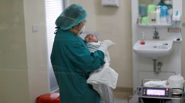 Ανησυχία γιατρών: Νέα θανατηφόρα νόσος χτυπά μωρά και νήπια - Μπορεί να συνδέεται με τον κορονοϊό