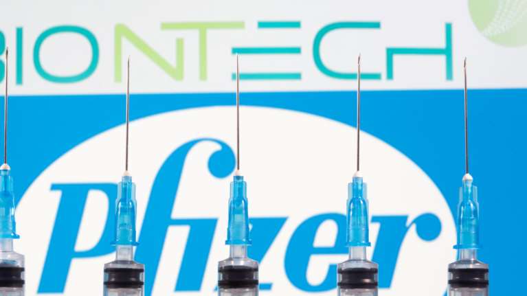Κορονοϊός: Η Βρετανία εγκρίνει το εμβόλιο της Pfizer - BioNTech την επόμενη εβδομάδα
