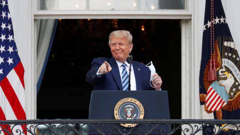 Κορονοϊός - Απίστευτος ο Τραμπ: Δηλώνει ότι πλέον έχει... ανοσία