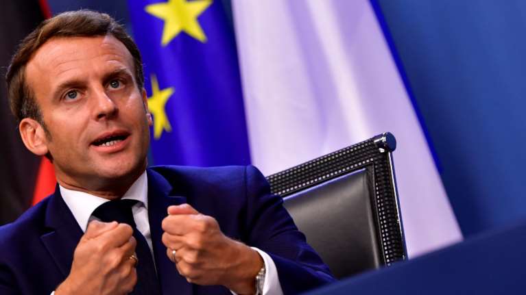 "Πάγος" της ΕΕ στην AstraZeneca - Παρέμβαση Μακρόν: Άλλα εμβόλια είναι πιο αποτελεσματικά