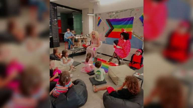 Θεσσαλονίκη: Drag Queens διάβασαν παραμύθια σε μικρά παιδιά νηπιαγωγείου [εικόνες]