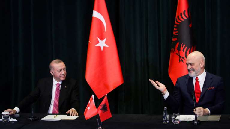 Η Αλβανία αγοράζει Bayraktar από την Τουρκία - &quot;Περήφανοι που είμαστε εταίροι του Ερντογάν&quot;, λέει ο Ράμα