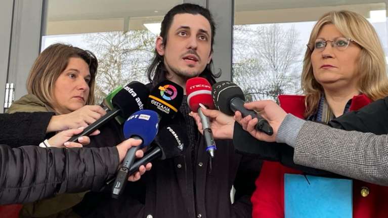Συγκλονίζει η μαρτυρία επιζώντα στα Τέμπη: "Η ζωή μου έχει σταματήσει – Ακούγαμε κραυγές για βοήθεια"
