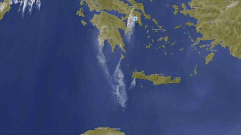 Σε πύρινο κλοιό η χώρα: Ξεπέρασαν την Κρήτη και φτάνουν Αφρική οι καπνοί από τις φωτιές [βίντεο]