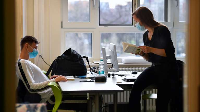 Δραματική προειδοποίηση του "Ινστιτούτου Κοχ": Πάμε για πολύ άσχημα Χριστούγεννα - Σκέψεις για γενικό lockdown